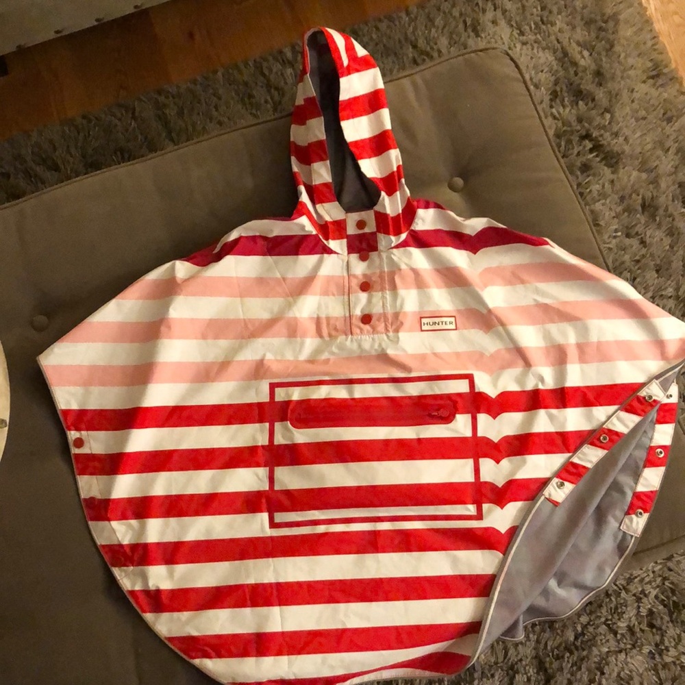Kids striped poncho with self-stowing pocket.